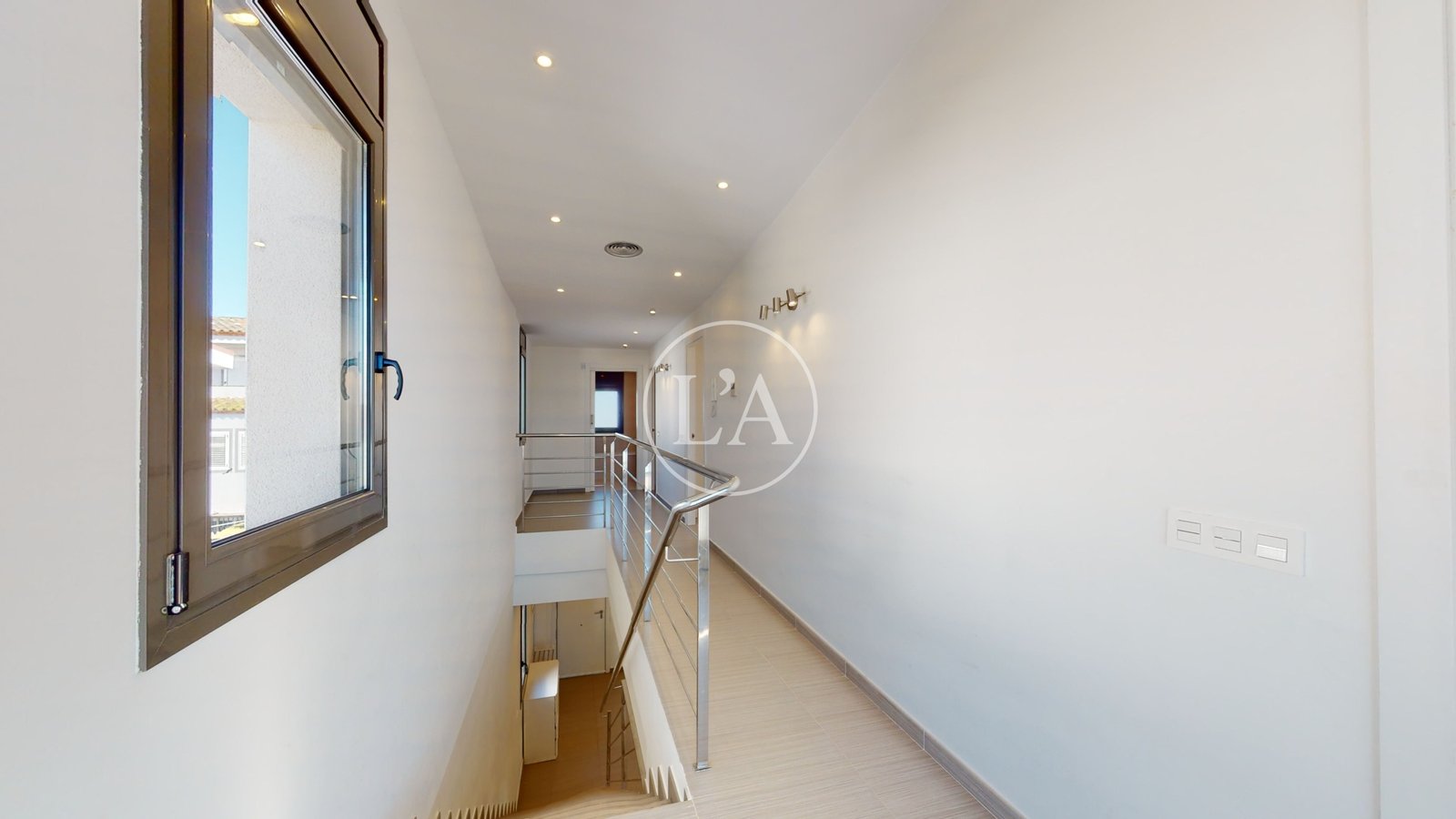 Chalet independiente con piscina Cambrils pasillo