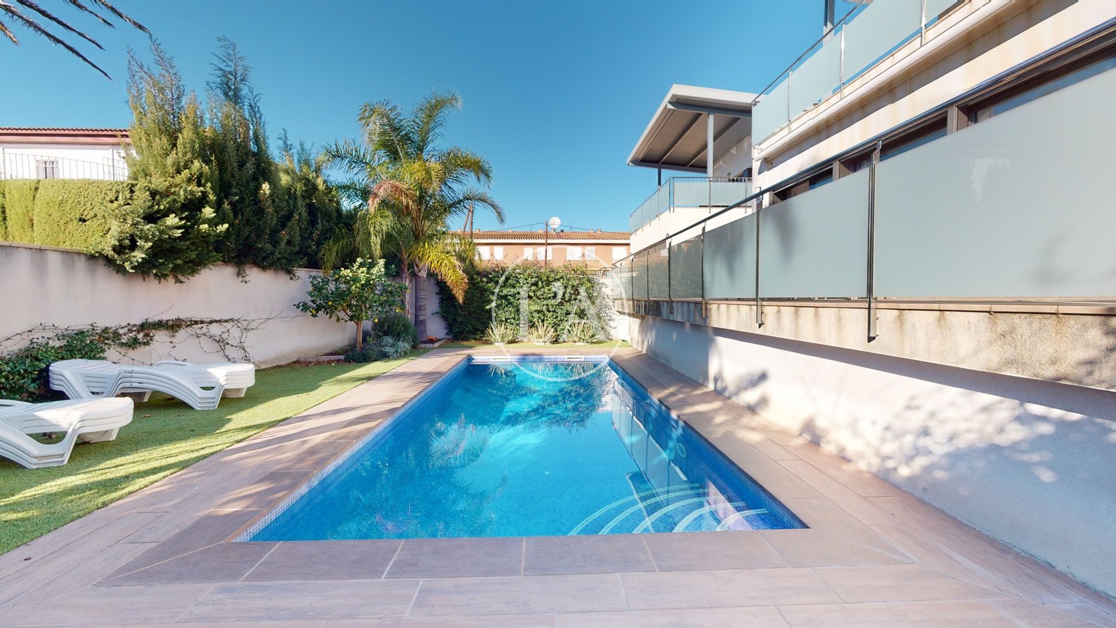 Chalet independiente con piscina Cambrils jardín