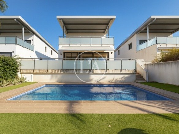 Chalet independiente con piscina Cambrils portada