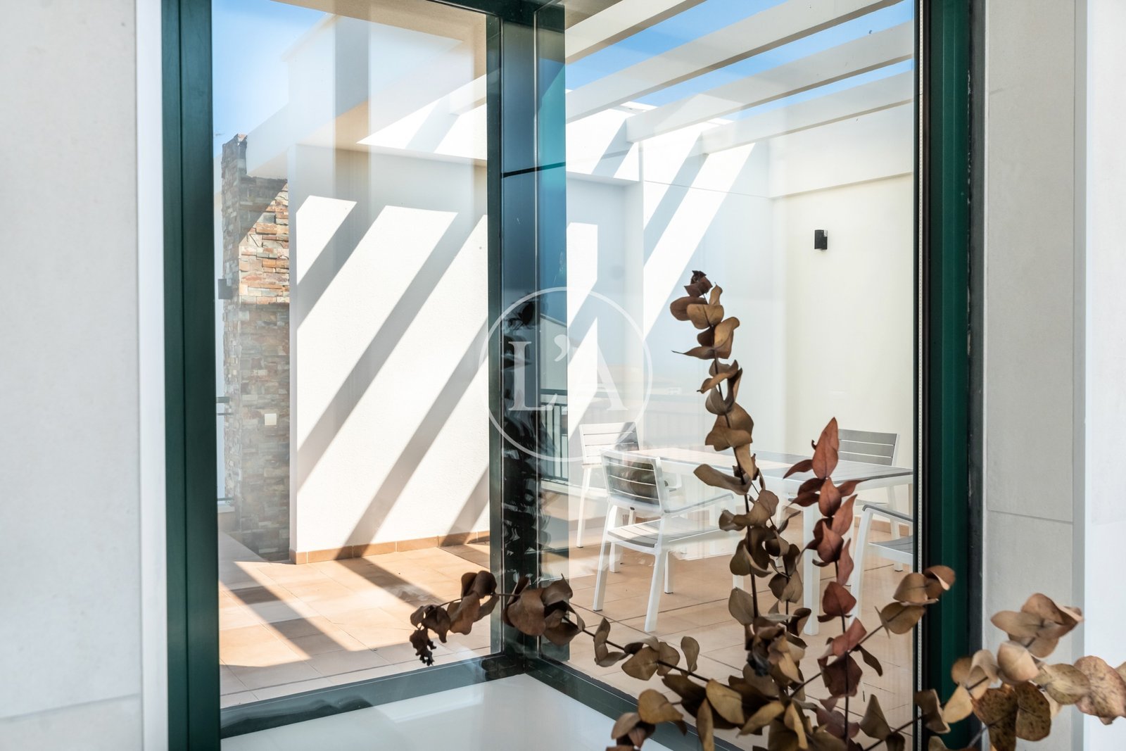 Casa-pareada-Bonmont-escalera-ventanas
