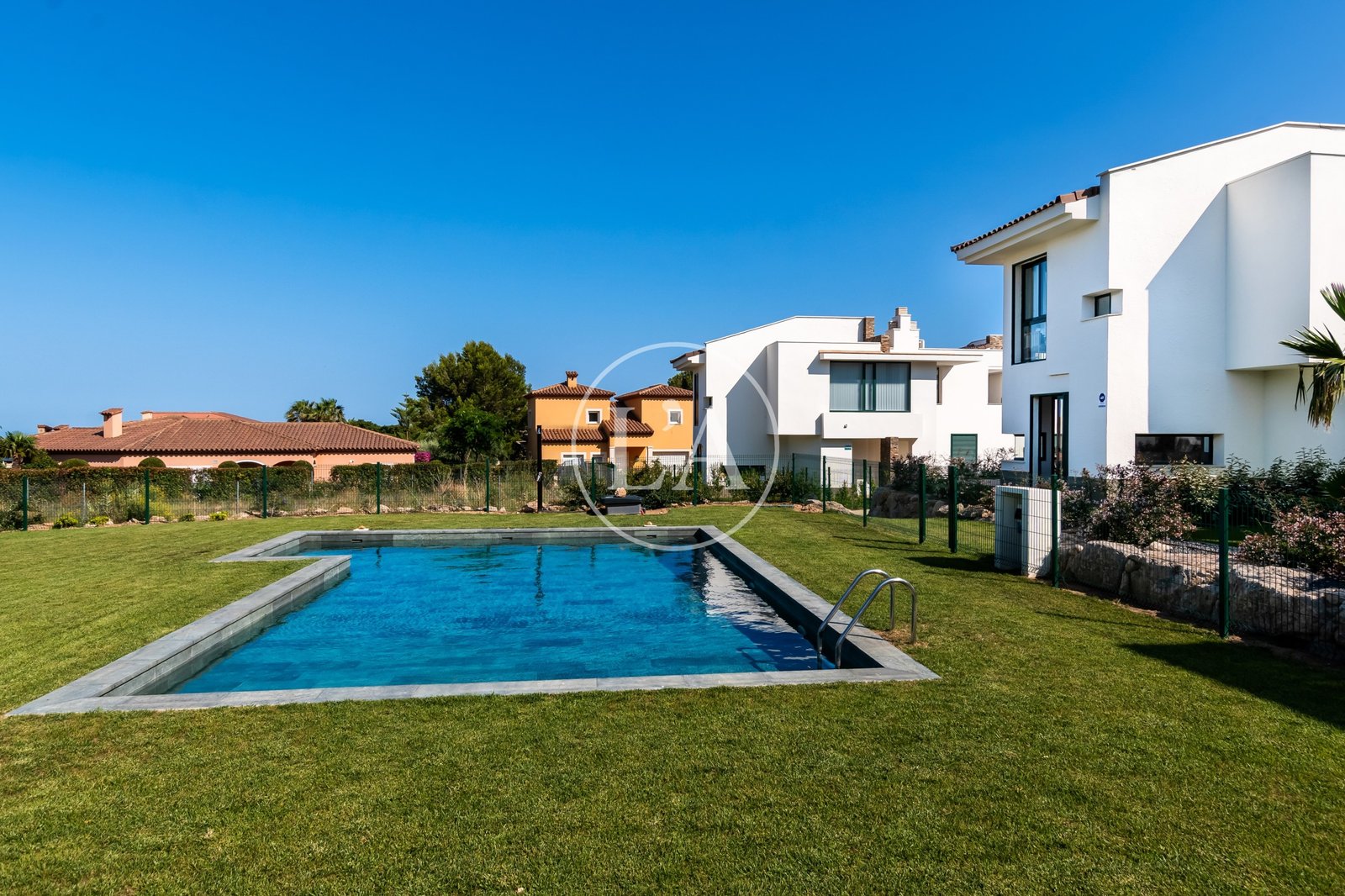 Casa-pareada-Bonmont-jardin-comunitario