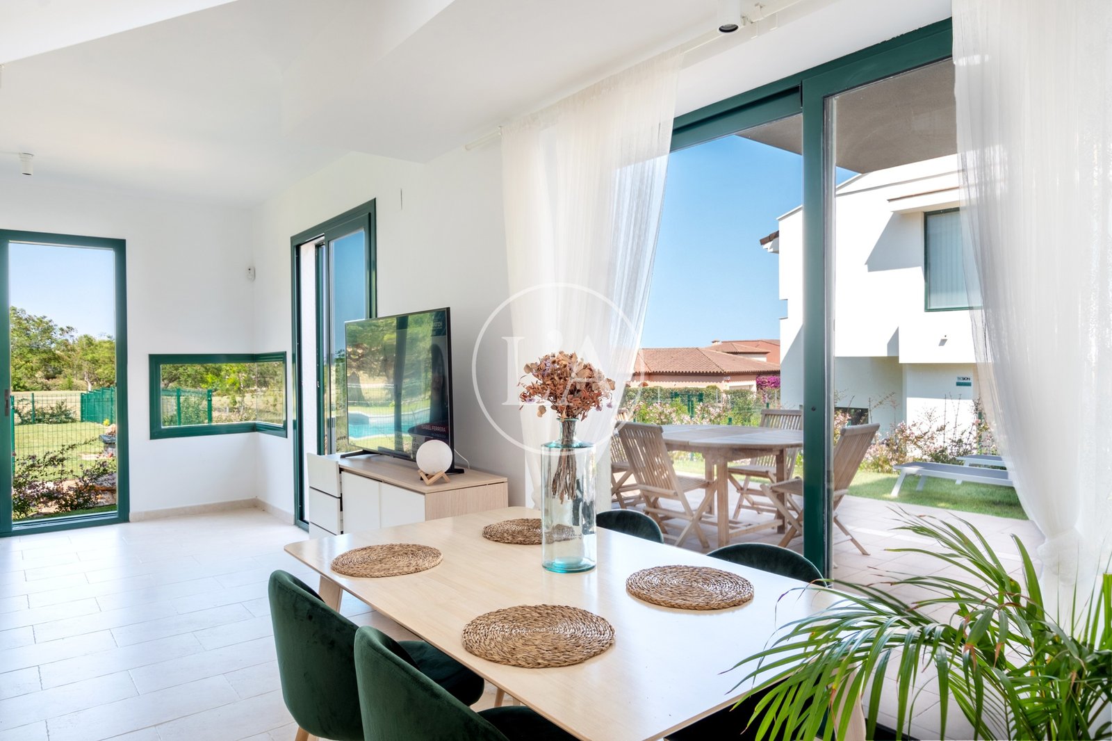 Casa-pareada-Bonmont-mesa-comedor