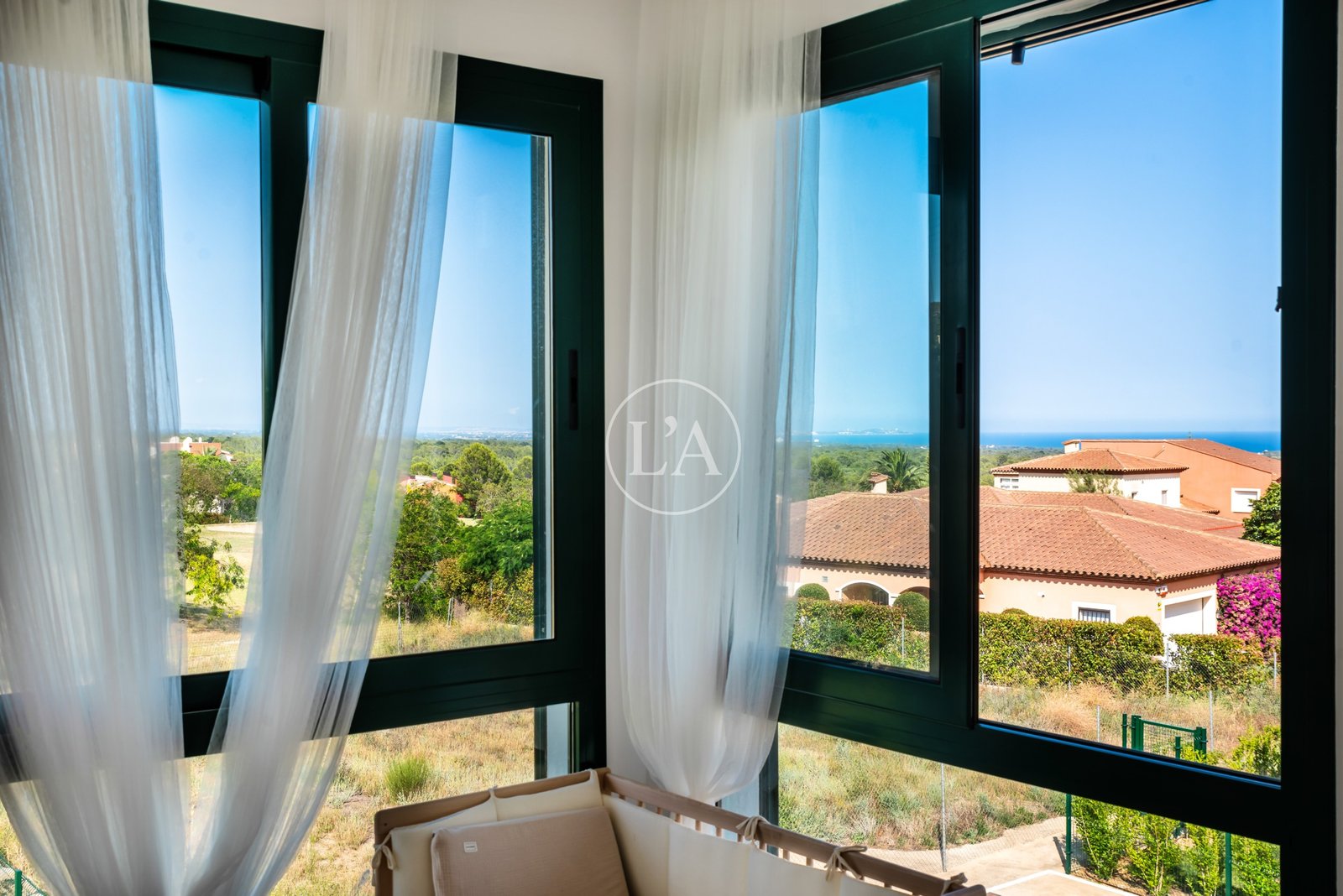 Casa-pareada-Bonmont-suite-ventanas