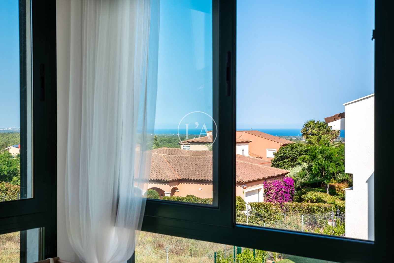 Casa-pareada-Bonmont-ventana-suite