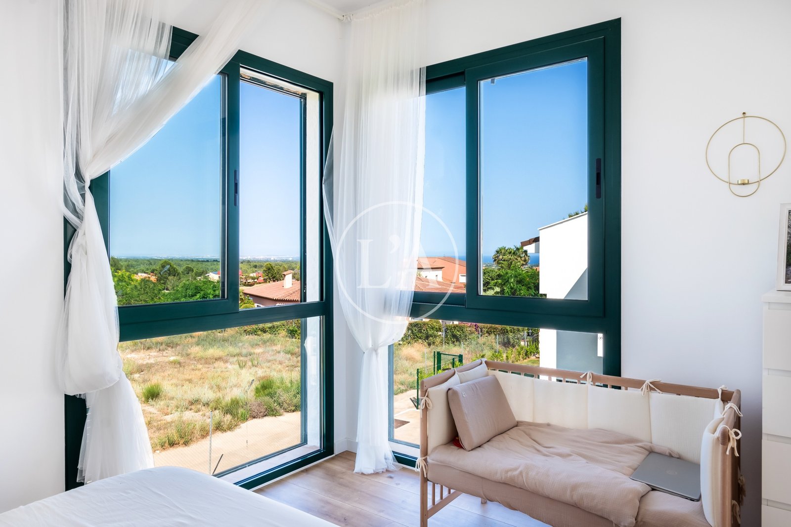 Casa-pareada-Bonmont-ventanas-suite