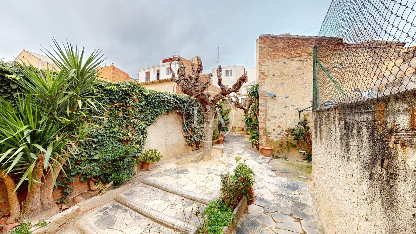 Casa en Vinyols i els Arcs jardín escaleras