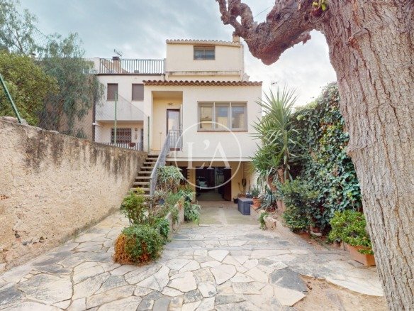 Casa Vinyols i els Arcs patio