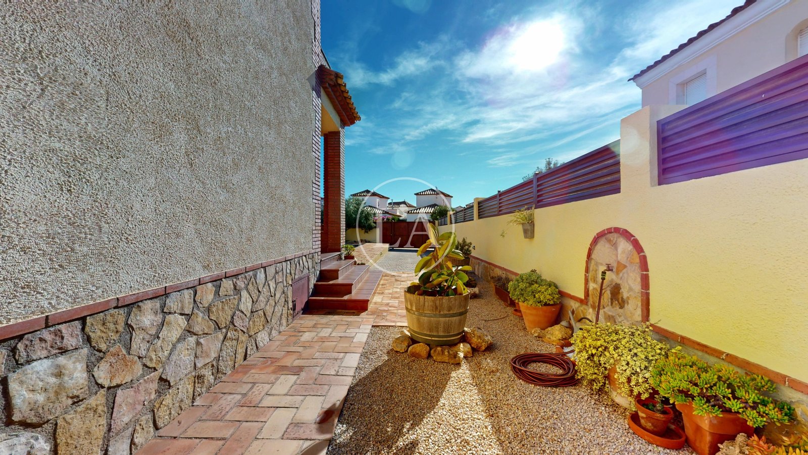 Casa con piscina y licencia turística decoración jardín