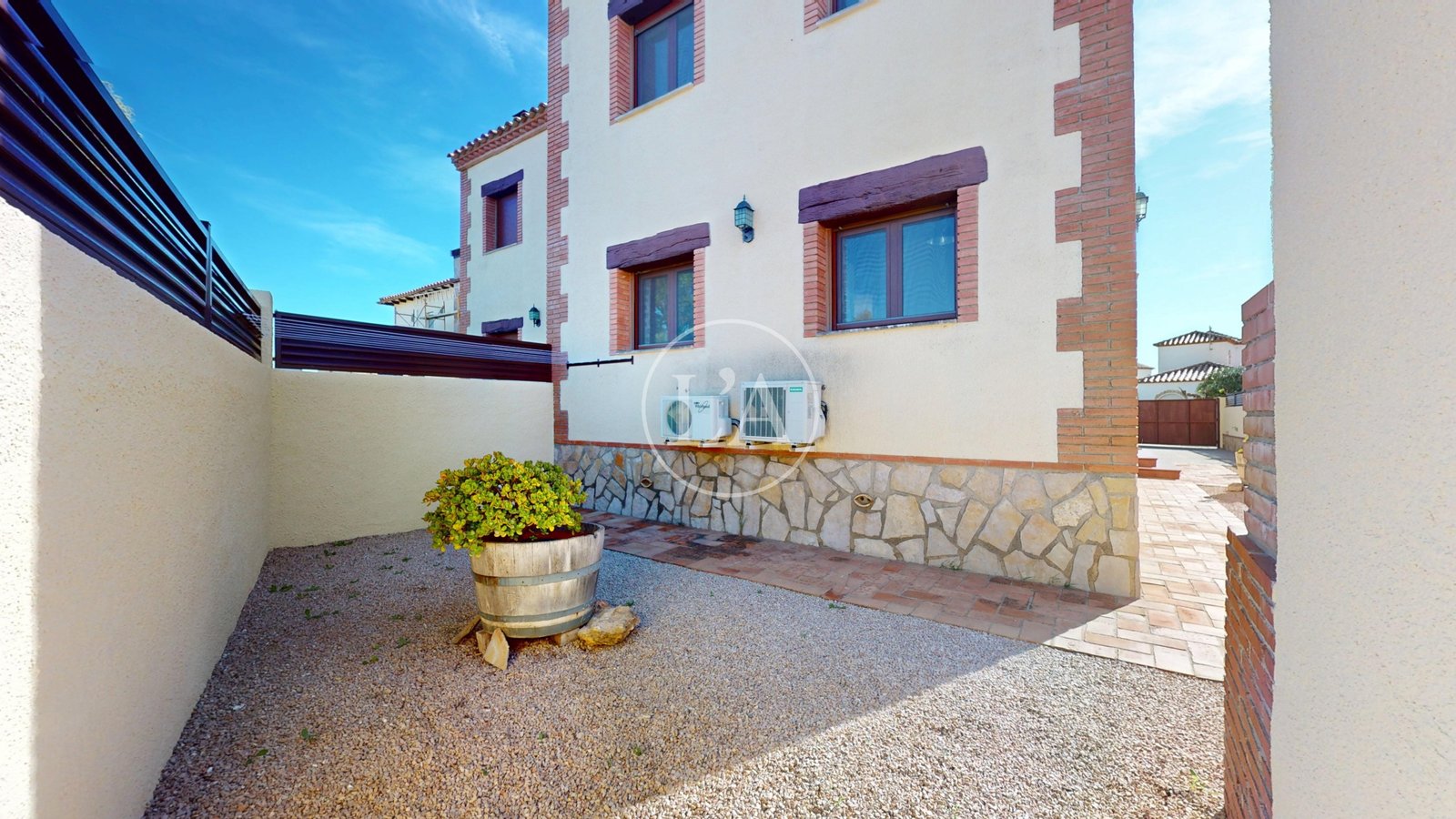 Casa con piscina y licencia turística parte trasera