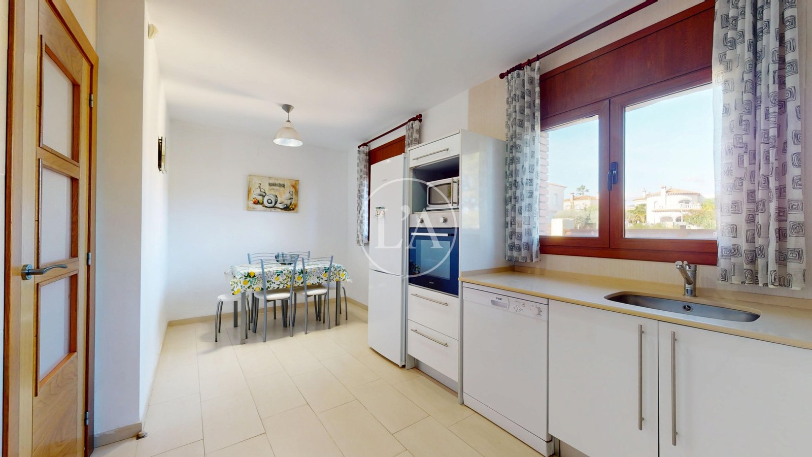 Casa con piscina y licencia turística mesa cocina