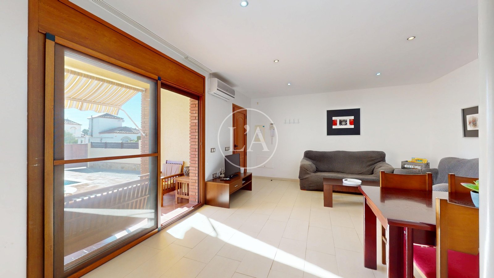 Casa con piscina y licencia turística salida porche