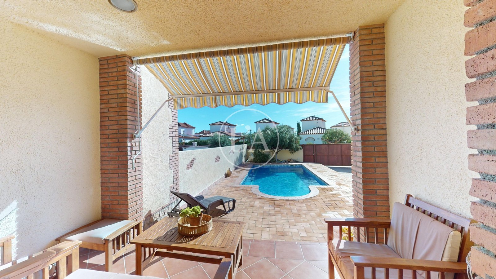 Casa con piscina y licencia turística jardín