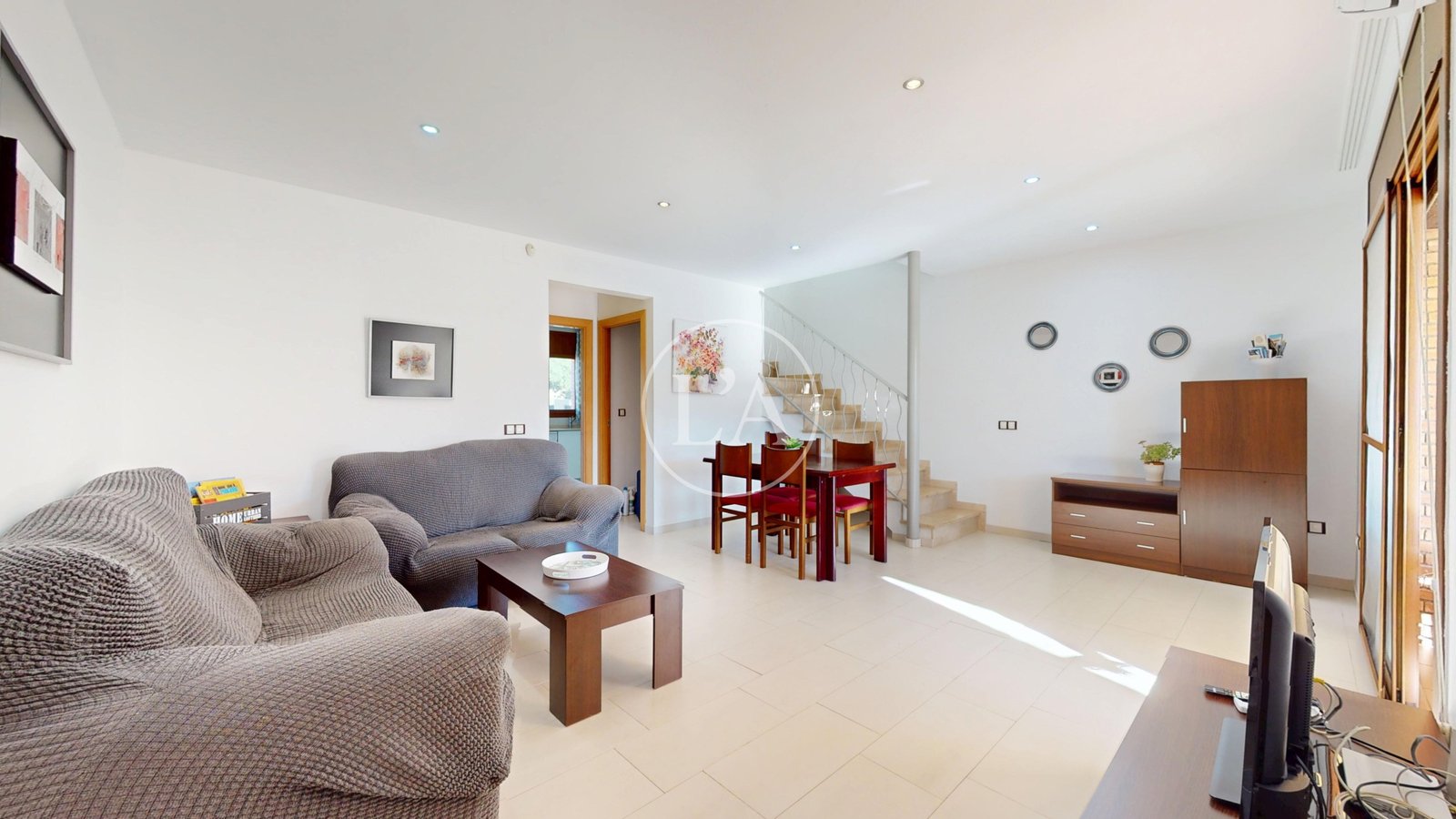 Casa con piscina y licencia turística salón-comedor