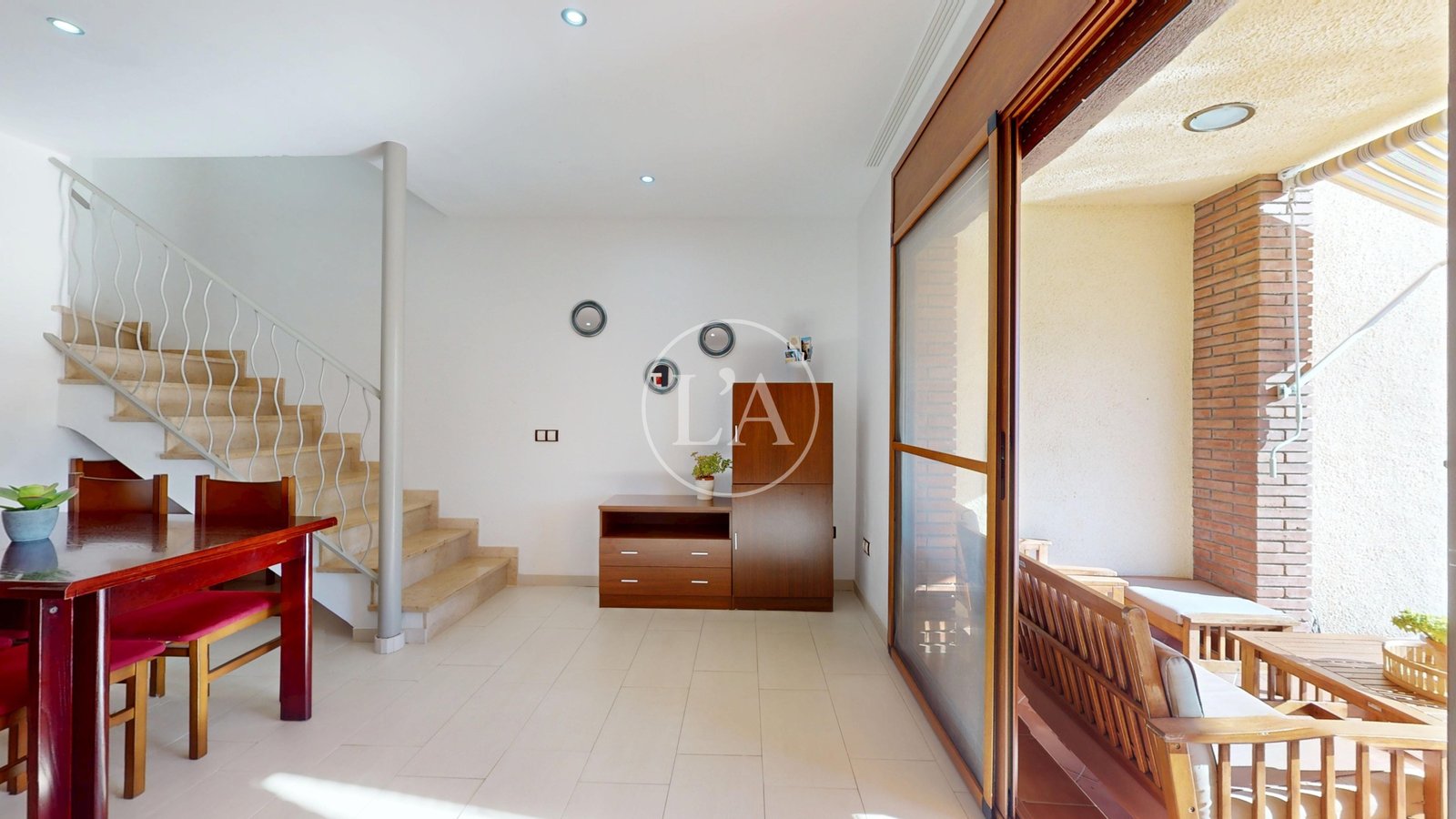 Casa con piscina y licencia turística ventanales salón