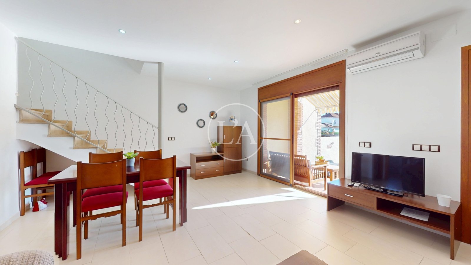 Casa con piscina y licencia turística muebles salón