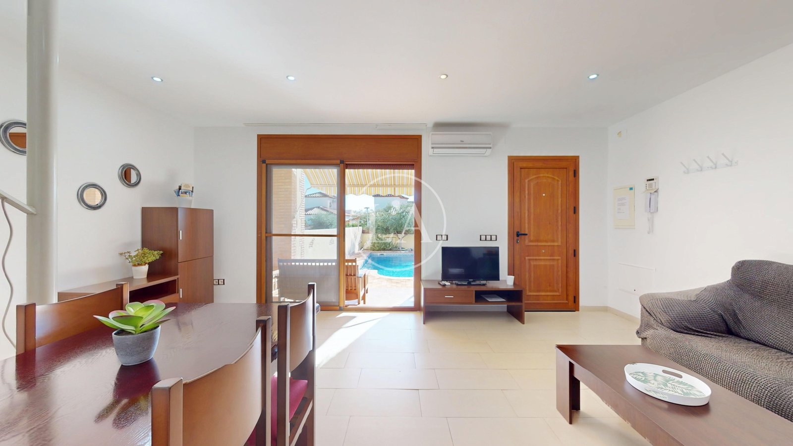 Casa con piscina y licencia turística salón completo