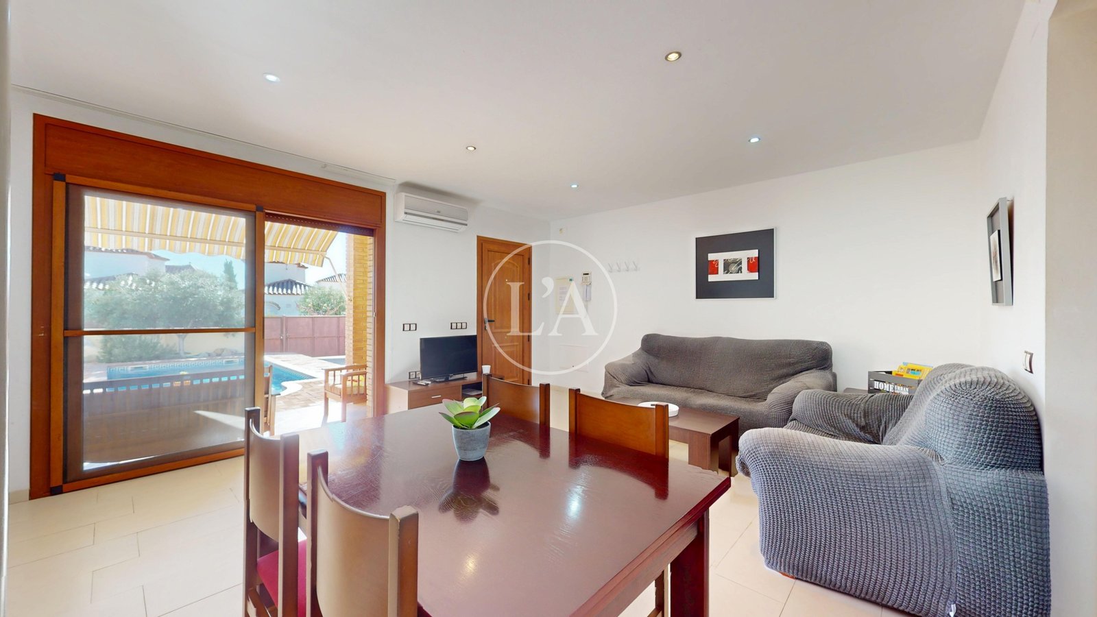 Casa con piscina y licencia turística mesa comedor