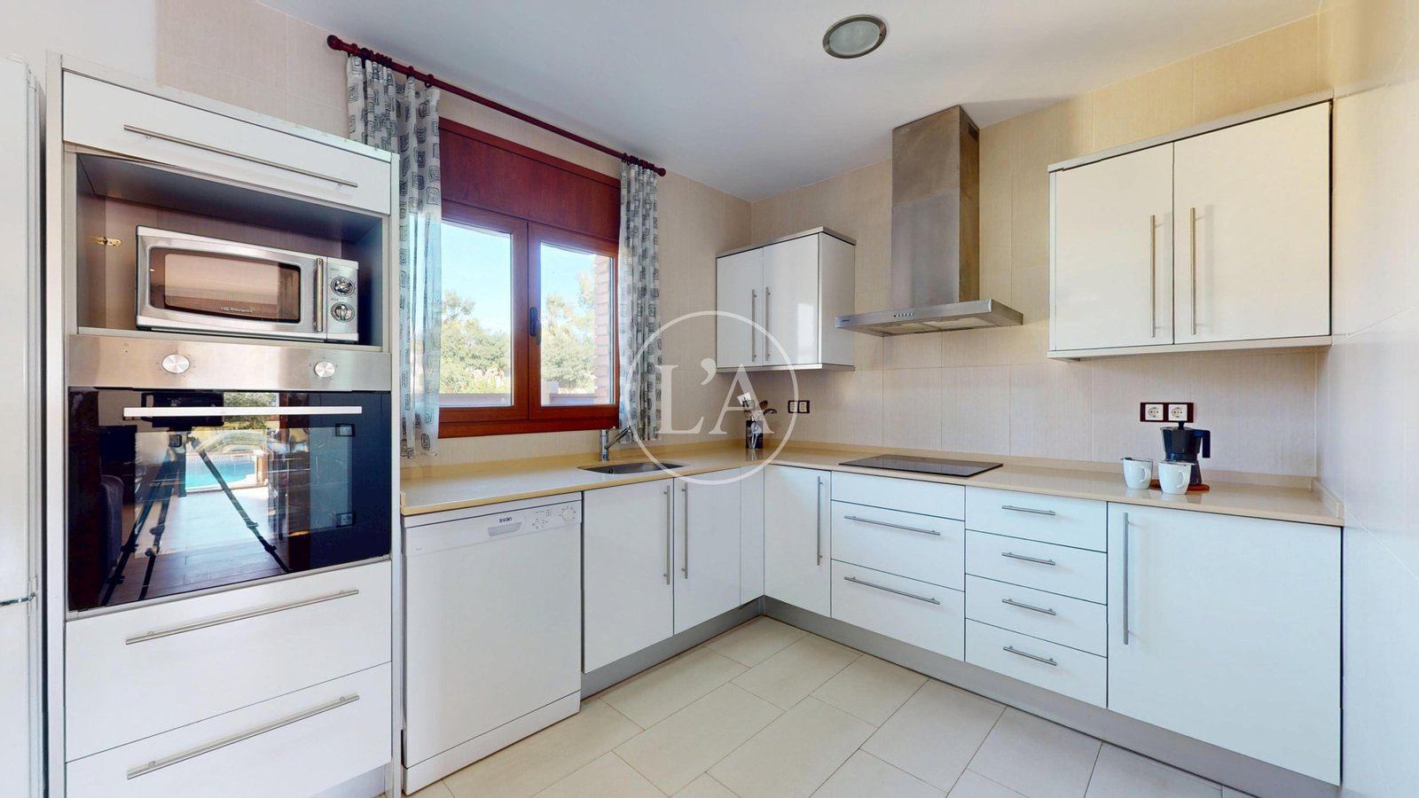 Casa con piscina y licencia turística cocina