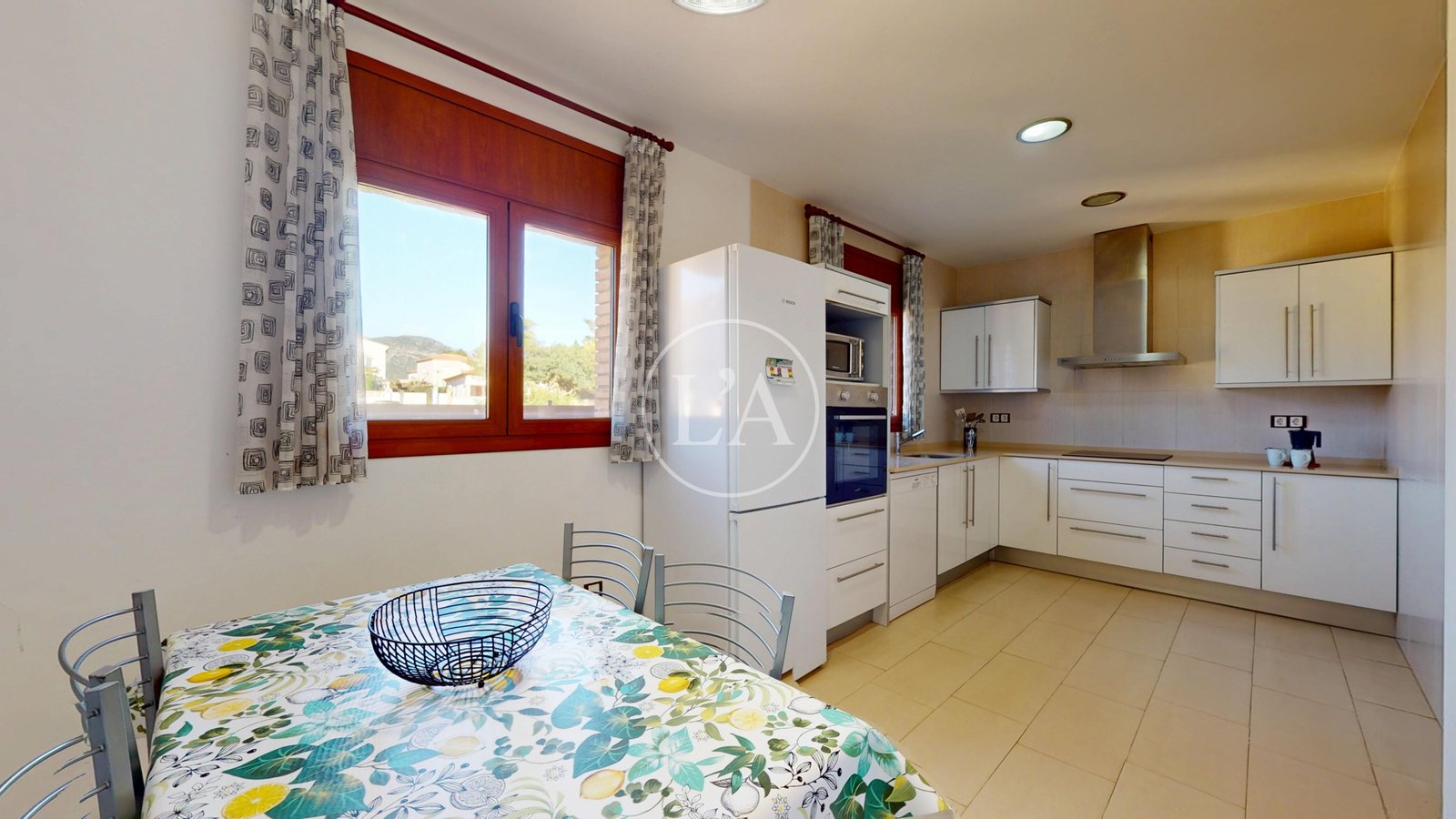 Casa con piscina y licencia turística ventana cocina