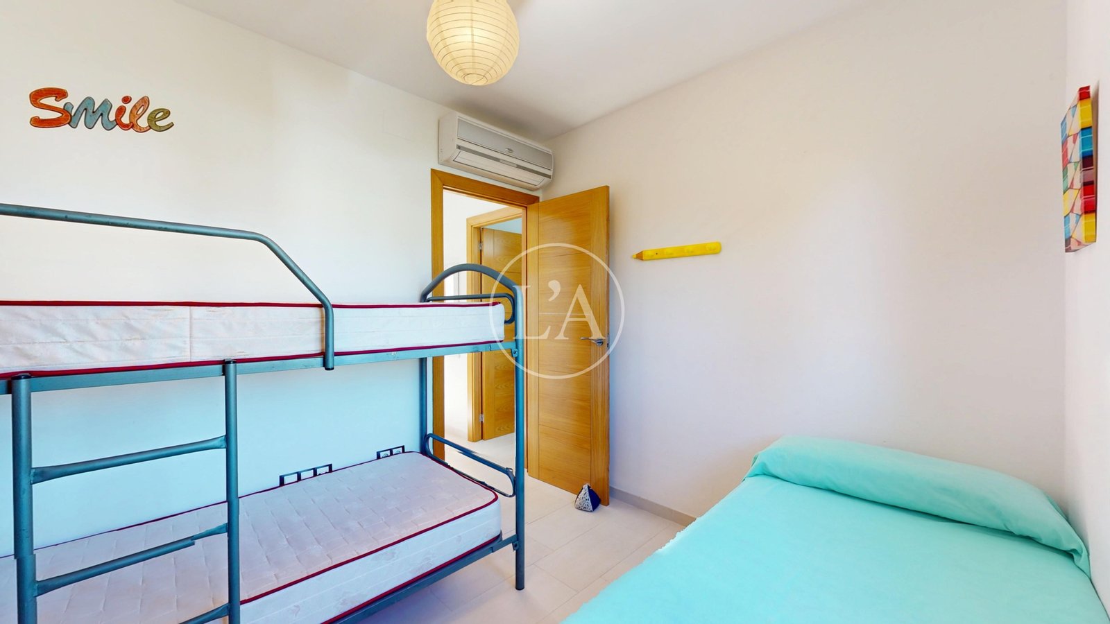 Casa con piscina y licencia turística entrada dormitorio