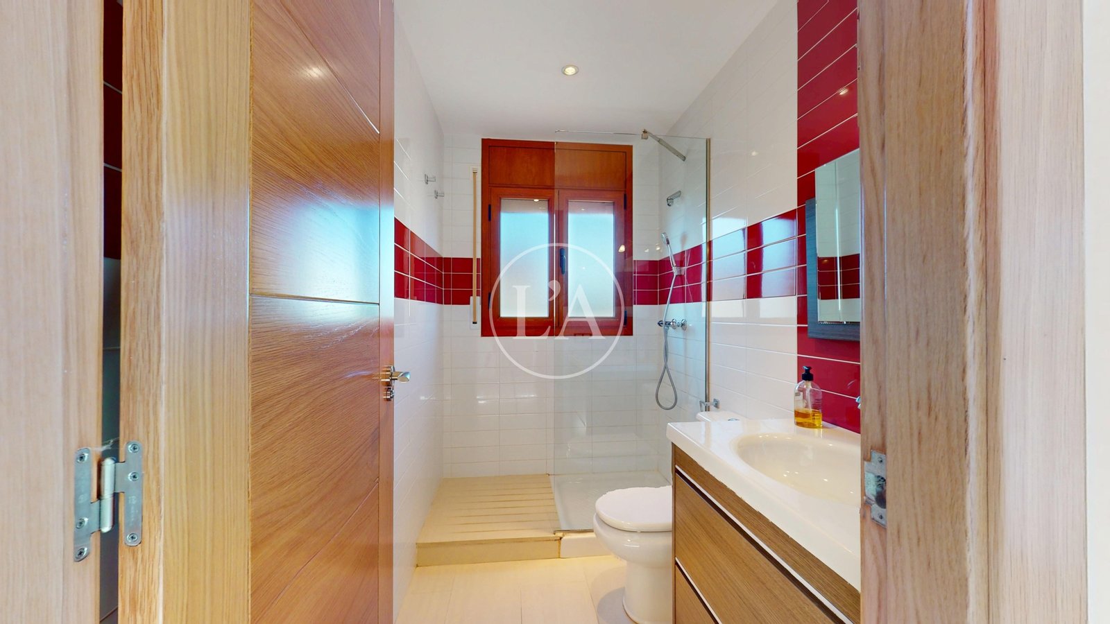 Casa con piscina y licencia turística baño primera planta