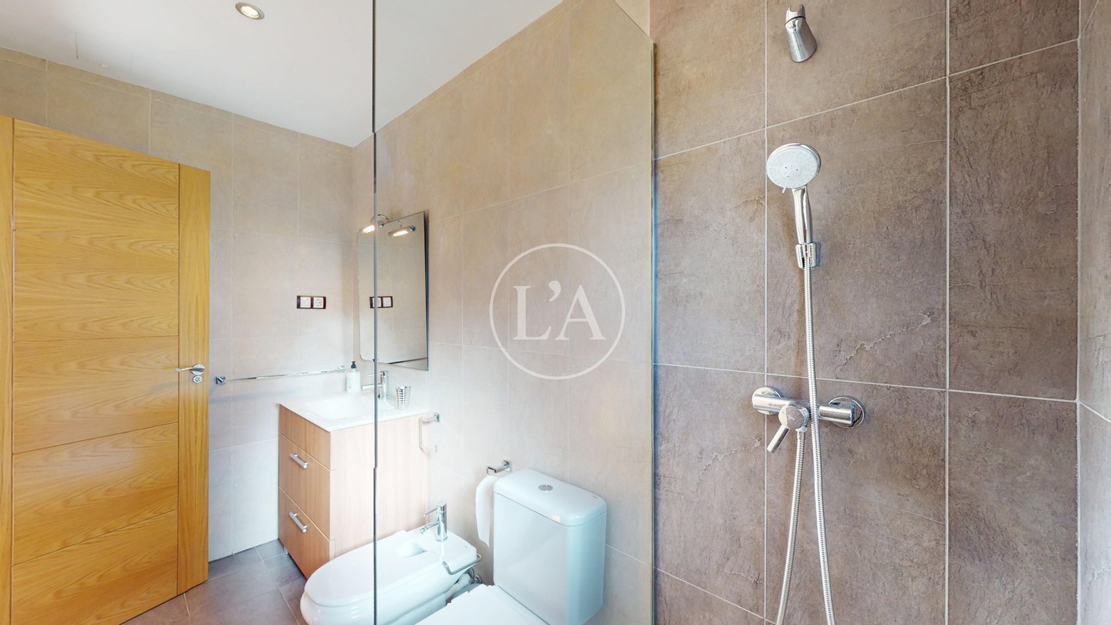 Casa con piscina y licencia turística ducha suite