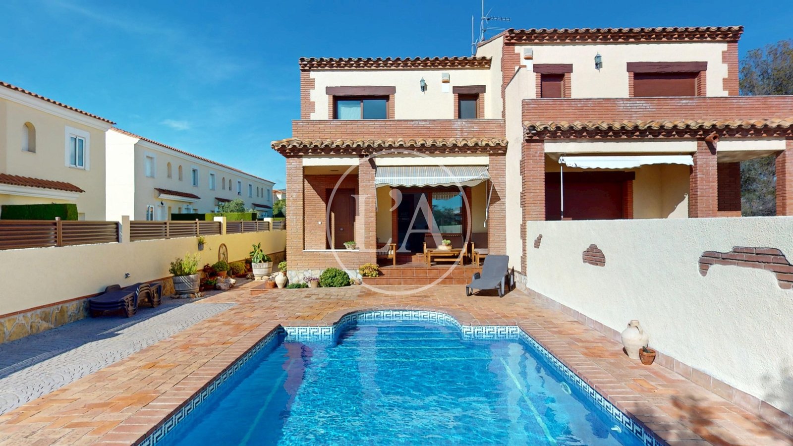 Casa con piscina y licencia turística fachada piscina
