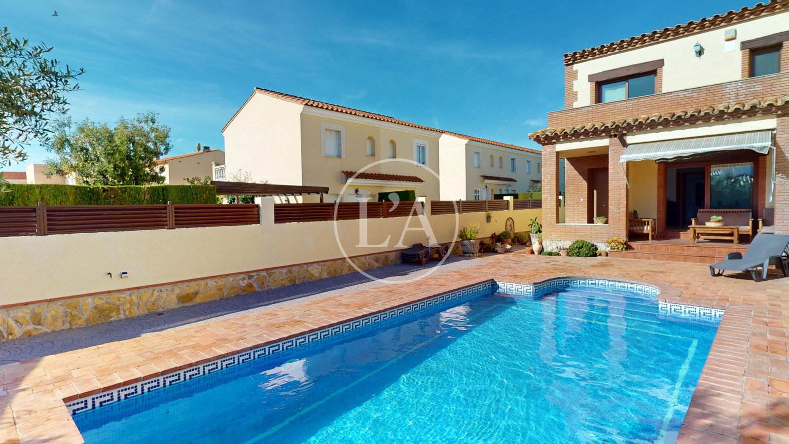 Casa con piscina y licencia turística vista piscina