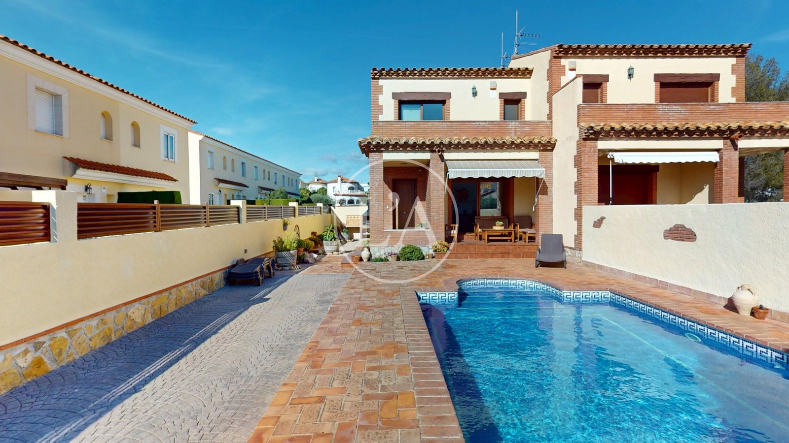 Casa con piscina y licencia turística vita fachada