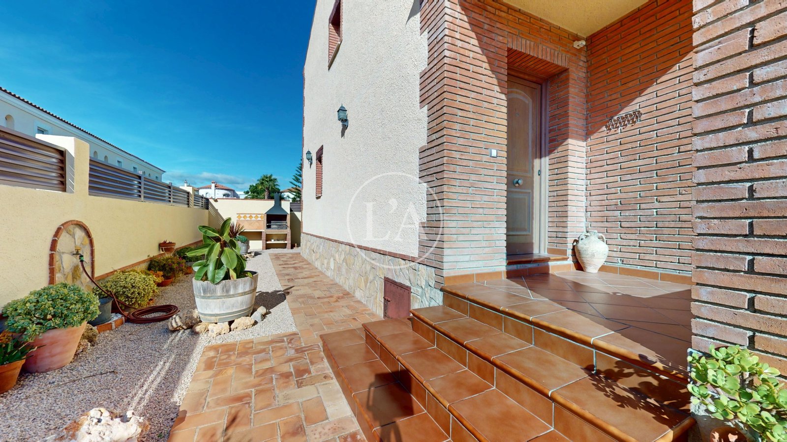 Casa con piscina y licencia turística puerta principal