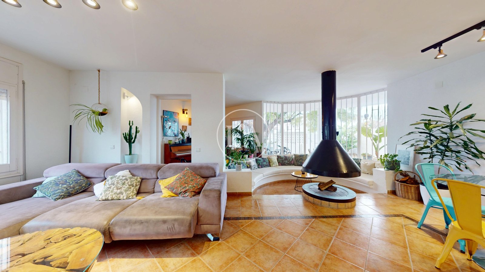 Casa en Vilafortuny Cambrils unifamiliar sofá y chimenea