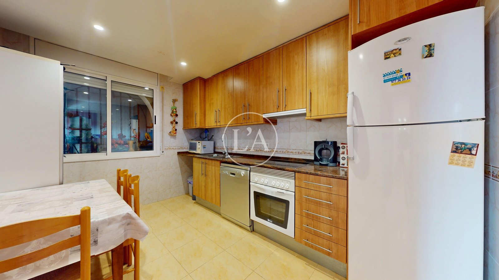 Casa pareada en venta en Mainou cocina electrodomésticos