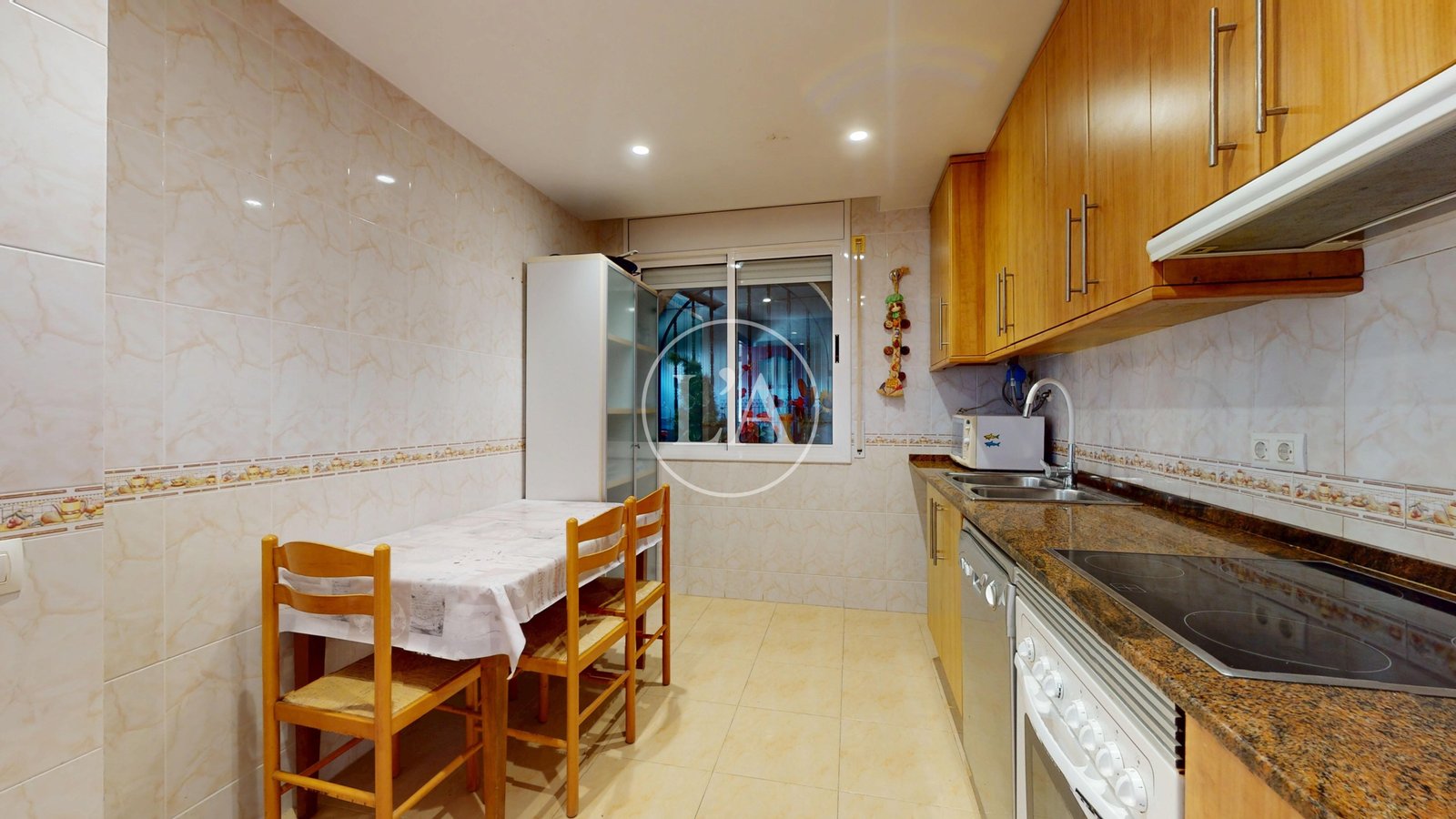 Casa pareada en venta en Mainou cocina completa