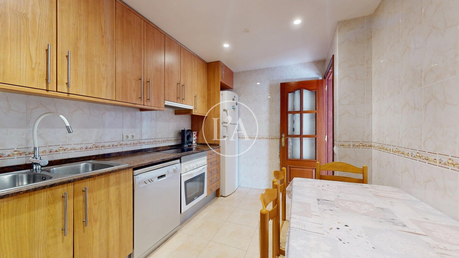 Casa pareada en venta en Mainou cocina