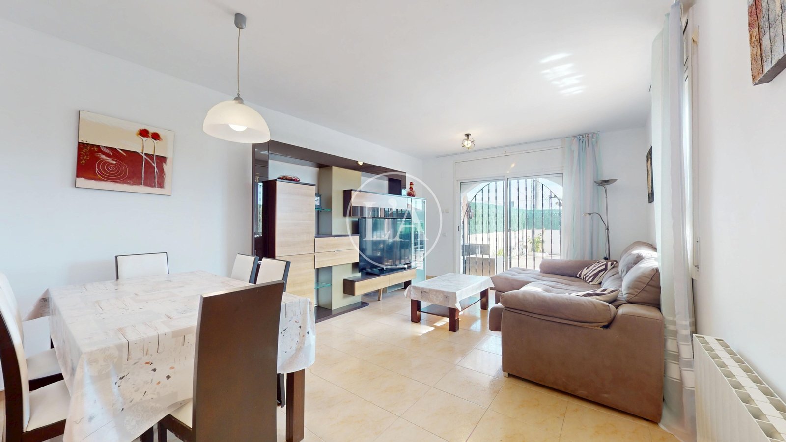 Casa pareada en venta en Mainou detalles comedor