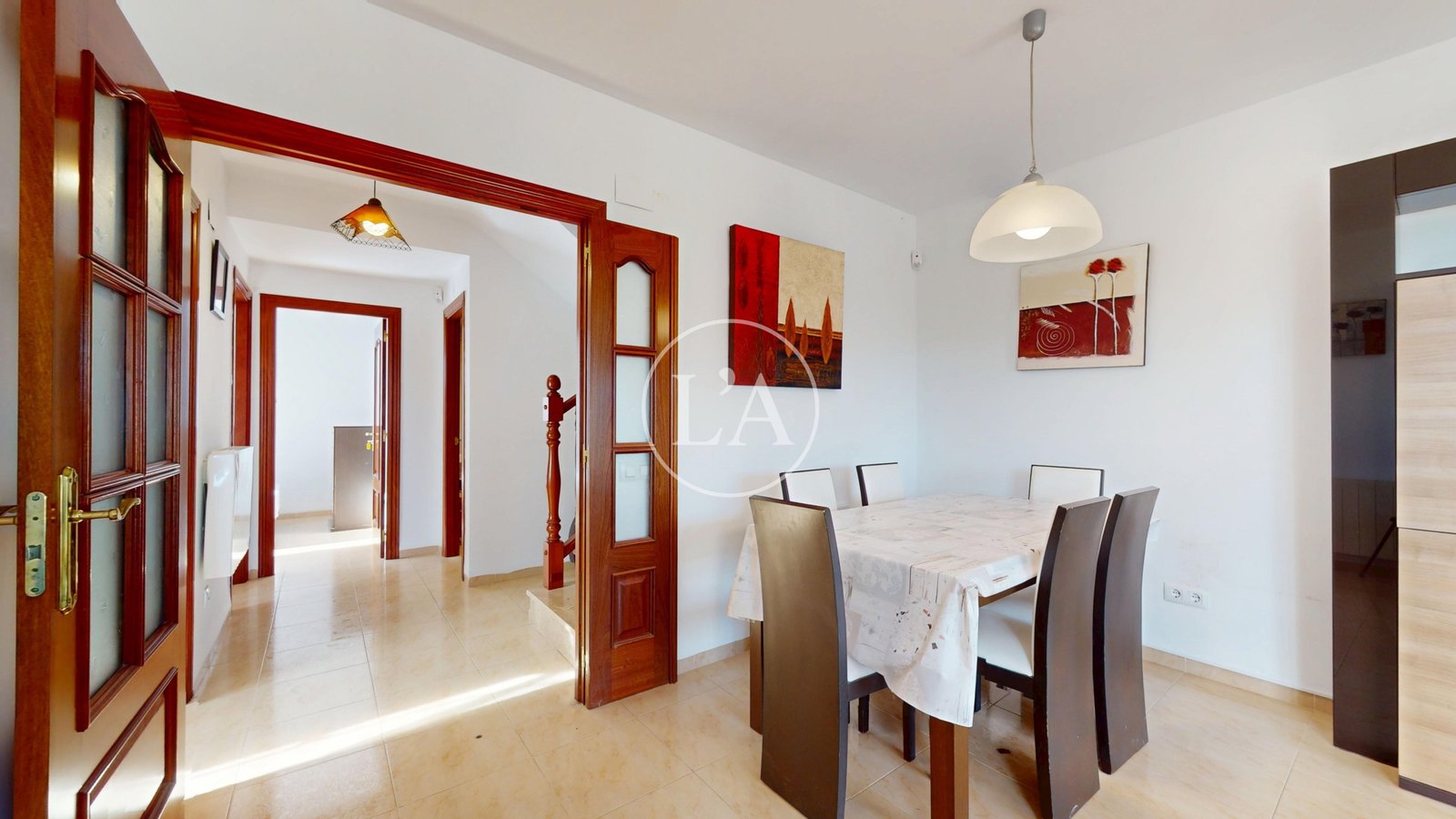 Casa pareada en venta en Mainou mesa comedor