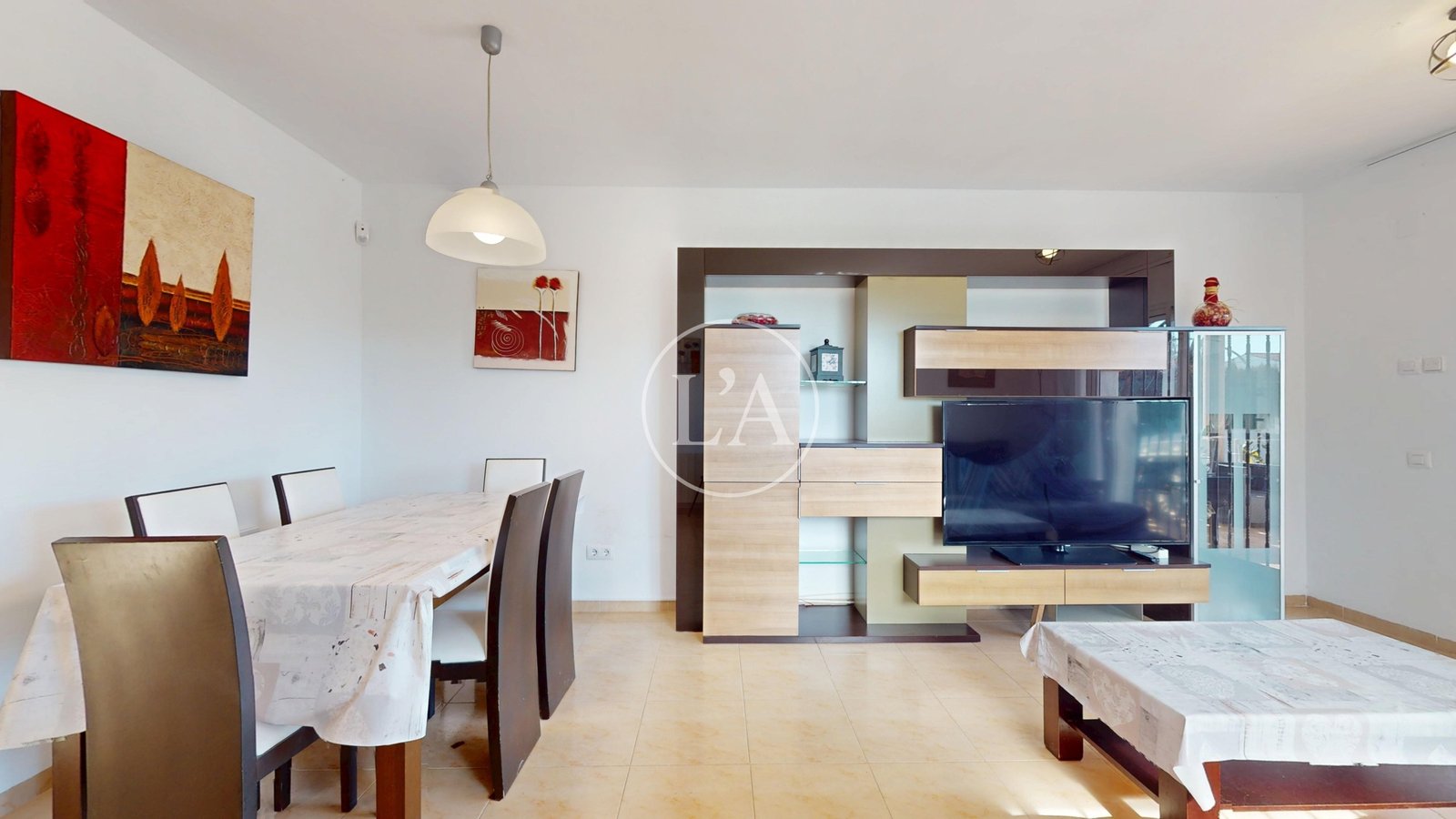 Casa pareada en venta en Mainou mueble televisión