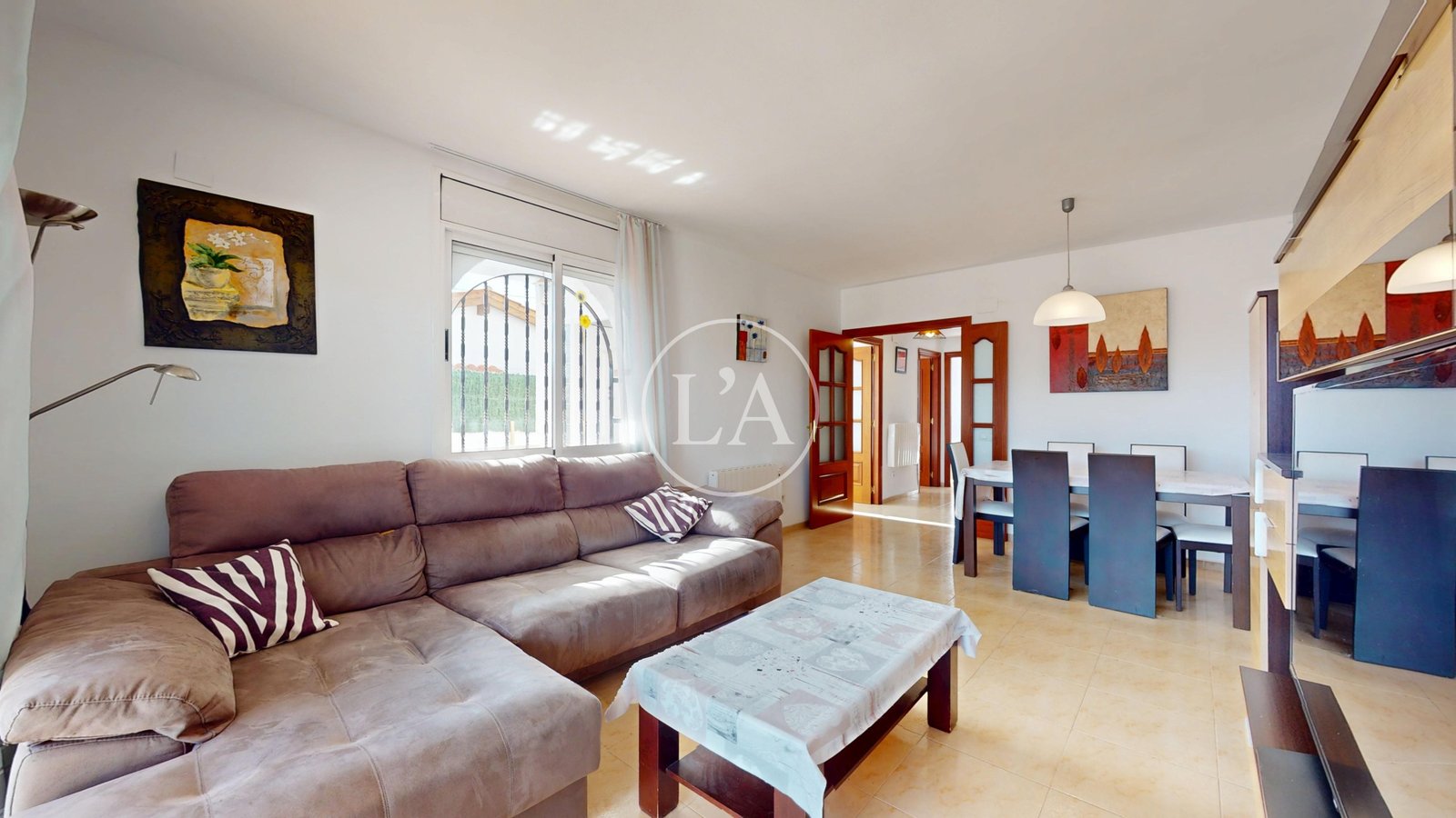 Casa pareada en venta en Mainou sofá salón