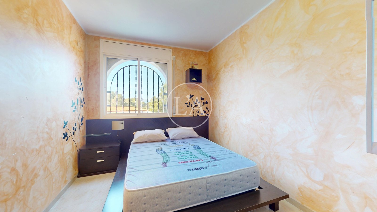 Casa pareada en venta en Mainou ventana