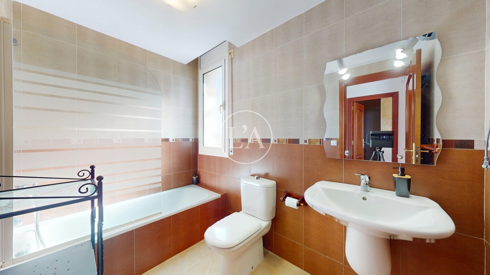 Casa pareada en venta en Mainou lavabo completo