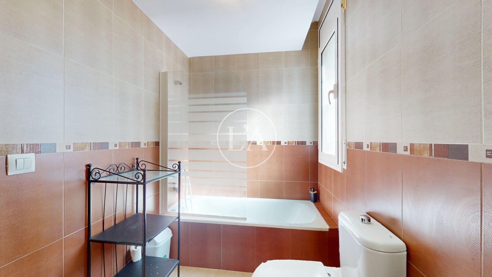 Casa pareada en venta en Mainou baño completo