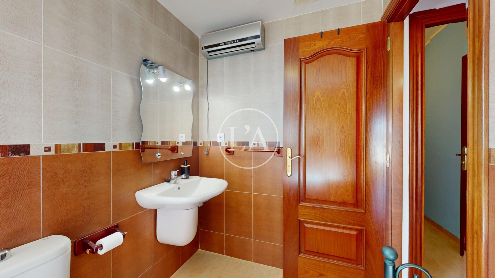 Casa pareada en venta en Mainou entrada baño