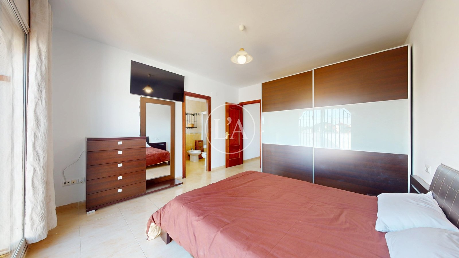 Casa pareada en venta en Mainou suite distribución