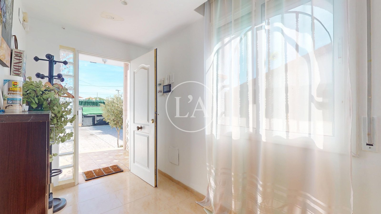 Casa pareada en venta en Mainou recibidor