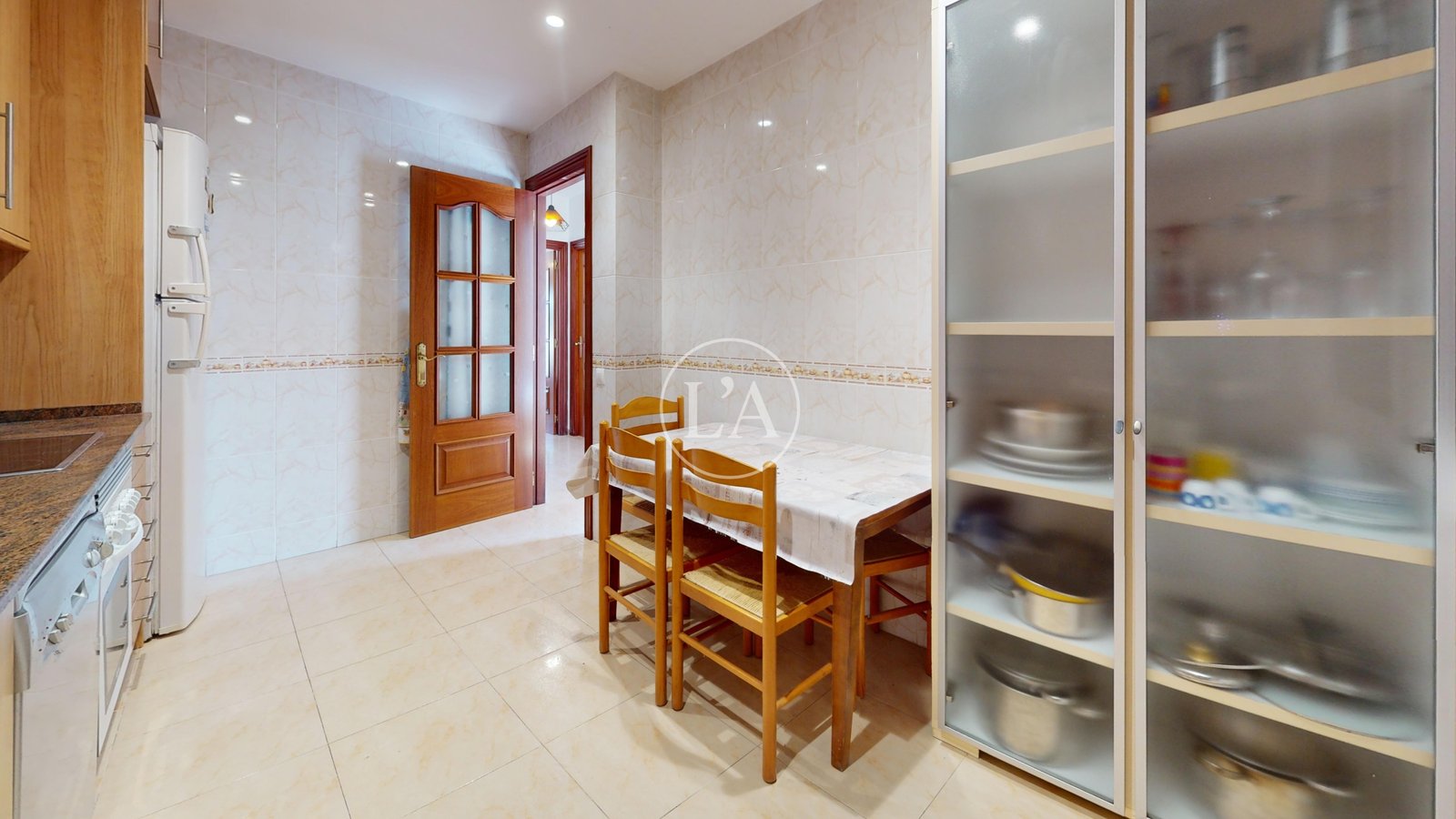 Casa pareada en venta en Mainou mesa cocina