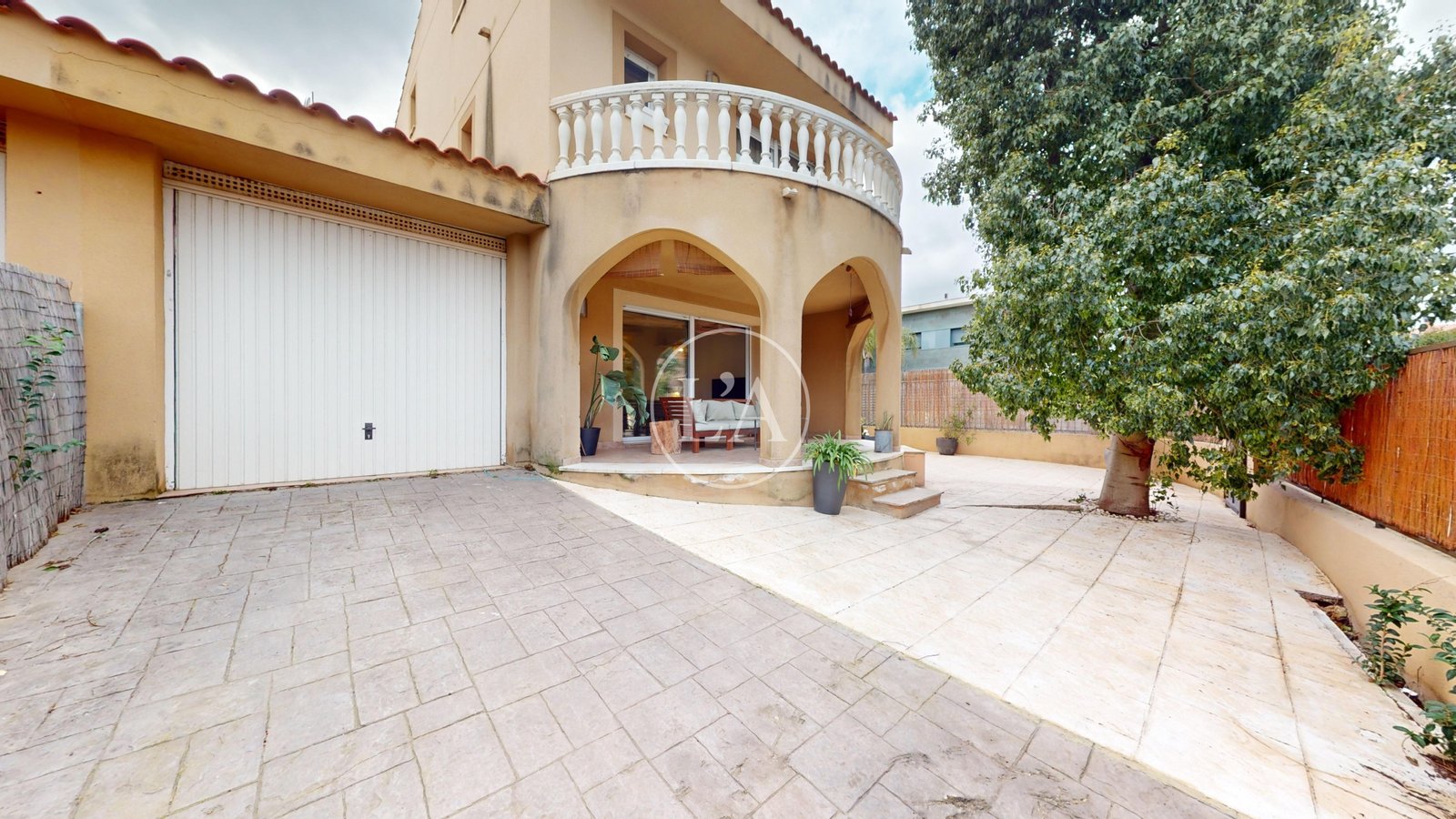 Casa pareada en Vilafortuny aparcamiento
