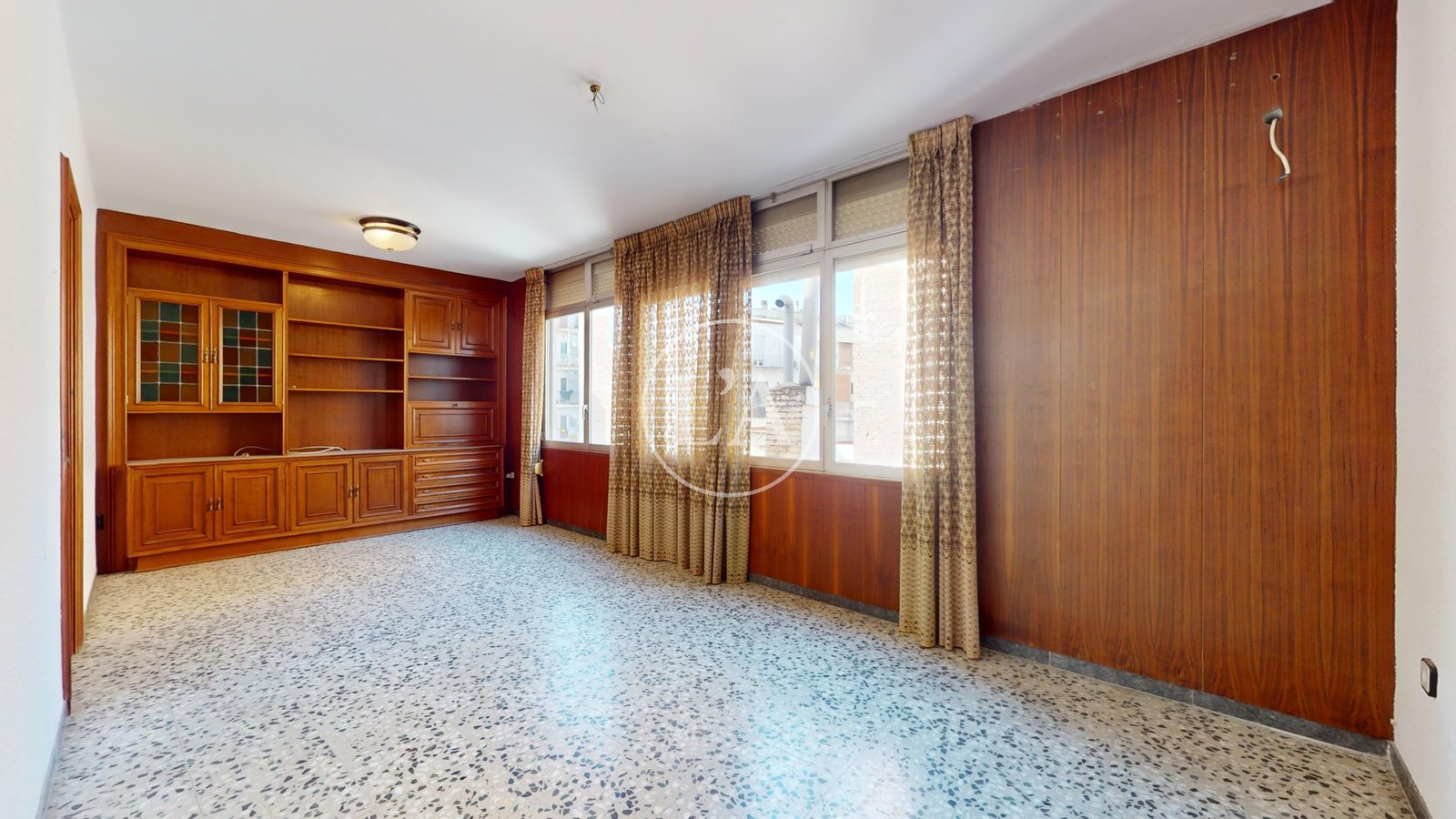 Edificio Reus Calle Llovera tercera planta ventanas