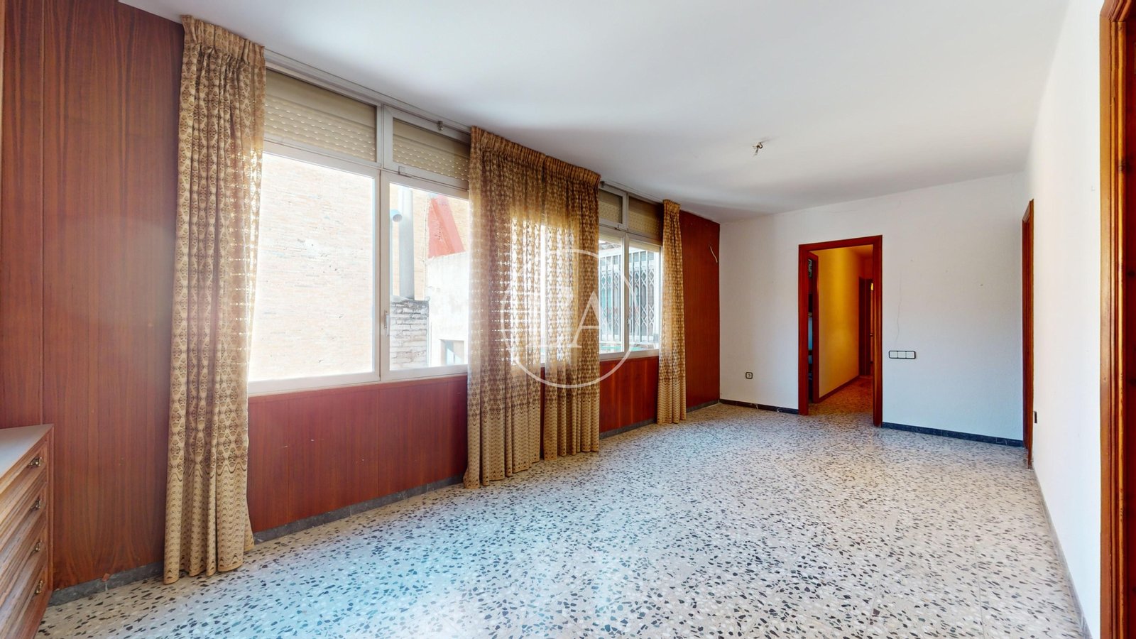 Edificio Reus Calle Llovera tercera planta salón ventanas