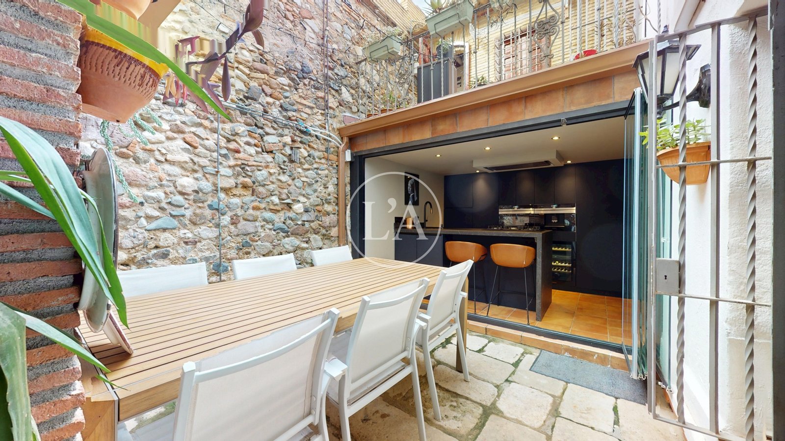 Casa Cambrils licencia turística pared de piedra