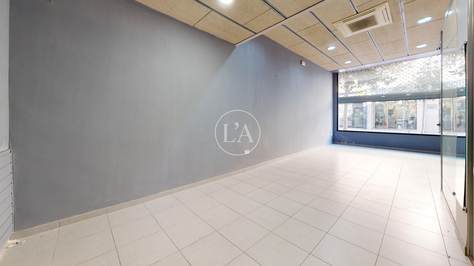 Local comercial en el Puerto de Cambrils paredes